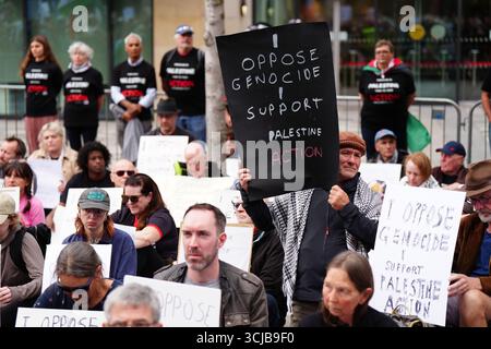 Menschen nehmen an einer Demonstration in Edinburgh teil, die von der Verteidigung unserer Geschworenen organisiert wird, um Palästina zu unterstützen, vor dem Queen Elizabeth House, dem britischen Regierungsgebäude. Bilddatum: Samstag, 6. September 2025. Stockfoto