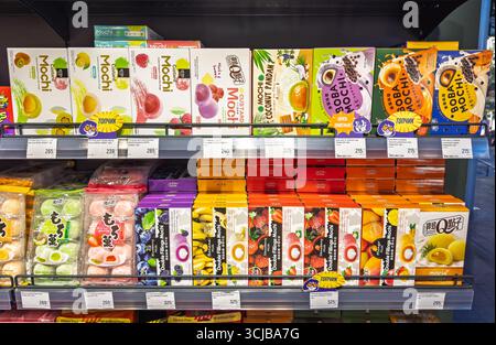 Vinnytsia, Ukraine - 05. September 2025: Japanische Mochi-Eis-Desserts verschiedene Fruchtaromen bunte Pakete im Supermarktregal Stockfoto