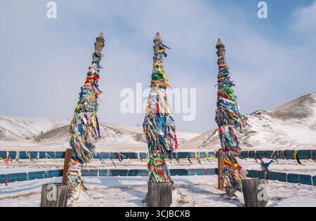 Traditionelle buryatische Schamanensäulen mit bunten Bändern Stockfoto