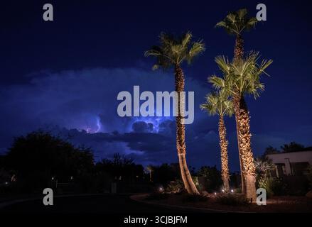Las Vegas, Nevada, USA. September 2025. Am 5. September 2025 wurden Blitzeinschläge in einer Gewitterwolke über Las Vegas beobachtet. Der Himmel erleuchtete mit fast ununterbrochenen Blitzen, obwohl es im Las Vegas Valley keine Niederschläge gab. (Kreditbild: © David Becker/ZUMA Press Wire) NUR REDAKTIONELLE VERWENDUNG! Nicht für kommerzielle ZWECKE! Stockfoto