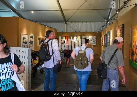 Seixal, Portugal. September 2025. Besucher erkunden Ausstellungen und kulturelle Aktivitäten während der Festa do Avante, die von der Kommunistischen Partei Portugals (PCP) organisiert wird. Quelle: Ricardo Rocha/Alamy Live News. Stockfoto