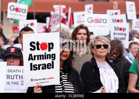 Menschen nehmen an einer Demonstration in Edinburgh teil, die von der Verteidigung unserer Geschworenen organisiert wird, um Palästina zu unterstützen, vor dem Queen Elizabeth House, dem britischen Regierungsgebäude. Bilddatum: Samstag, 6. September 2025. Stockfoto