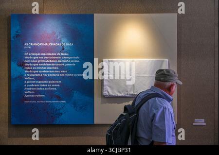 Seixal, Portugal. September 2025. Besucher erkunden Ausstellungen und kulturelle Aktivitäten während der Festa do Avante, die von der Kommunistischen Partei Portugals (PCP) organisiert wird. Quelle: Ricardo Rocha/Alamy Live News. Stockfoto