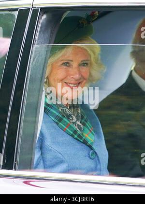 Braemar, Schottland, Großbritannien. 6. September 2025. Königin Camilla verlässt die Braemar-Versammlung in den schottischen Highlands, nachdem sie an der Seite der königlichen Familie an den jährlichen Highland Games teilgenommen hat. Quelle: Lewis Langstaff-Wood/Alamy. Stockfoto