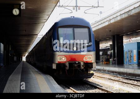 Rometrain, italien, rom, Bahnhof, Zug, Bahnsteig, Transport, Fahrt, Lokomotive, europa, öffentlich, Fahrzeug, Beifahrer, Pendler, Reise, Region Stockfoto