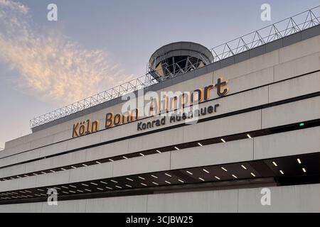 Der Flughafen Köln/Bonn Konrad Adenauer zählt zu den größten Verkehrsflughäfen Deutschlands und ist ein wichtiges Drehkreuz für Passagier- und Frachtverkehr im Rheinland. *** Köln/Bonn der Flughafen Konrad Adenauer ist einer der größten Verkehrsflughäfen Deutschlands und ein wichtiger Drehkreuz für den Personen- und Güterverkehr im Rheinland. Nordrhein-Westfalen Deutschland, Deutschland GMS19633 Stockfoto