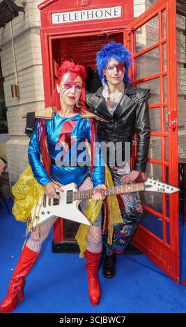 London, Großbritannien. September 2025. Londons größtem Bowie-Look-Alike-Wettbewerb wird der Gewinner am Abend von einer Jury aus Bowies ursprünglichen Mitarbeitern gekrönt. Der Gewinner erhält einen Geldpreis im Wert von 500 £. Der Erlös aus ZIGGYFEST wird zwei wichtigen Wohltätigkeitsorganisationen, Magic Breakfast und Sarabande, gespendet (eine Wohltätigkeitsorganisation, die vom verstorbenen Designer Lee Alexander McQueen gegründet wurde, um die nächste Generation furchtloser Kreativen zu unterstützen. Quelle: Paul Quezada-Neiman/Alamy Live News Stockfoto