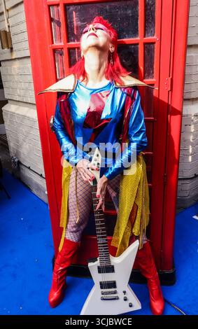 london, Großbritannien. September 2025. Londons größtem Bowie-Look-Alike-Wettbewerb wird der Gewinner am Abend von einer Jury aus Bowies ursprünglichen Mitarbeitern gekrönt. Der Gewinner erhält einen Geldpreis im Wert von 500 £. Der Erlös aus ZIGGYFEST wird zwei wichtigen Wohltätigkeitsorganisationen, Magic Breakfast und Sarabande, gespendet (eine Wohltätigkeitsorganisation, die vom verstorbenen Designer Lee Alexander McQueen gegründet wurde, um die nächste Generation furchtloser Kreativen zu unterstützen. Quelle: Paul Quezada-Neiman/Alamy Live News Stockfoto