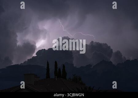 Las Vegas, Nevada, USA. September 2025. Am 5. September 2025 wurden Blitzeinschläge in einer Gewitterwolke über Las Vegas beobachtet. Die Prognose sieht eine leichte Chance auf mehr Stürme während des Wochenendes vor, wobei bis Sonntag trockenere Bedingungen erwartet werden, da die vierttrockenste Monsunsaison in Las Vegas ihrem Ende naht (Credit Image: © David Becker/ZUMA Press Wire) NUR REDAKTIONELLE VERWENDUNG! Nicht für kommerzielle ZWECKE! Stockfoto