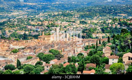 Blick auf die Stadt Panorama von Grasse mit Blick auf die Altstadt und die umliegende Landschaft mit Häusern Apartments - Welthauptstadt des Parfums und beliebter Attraktion Stockfoto