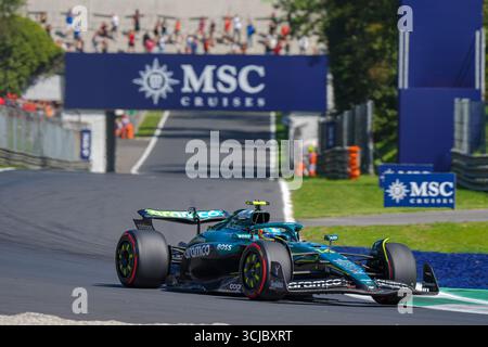 Fernando Alonso aus Spanien fährt das (14) Aston Martin Aramco F1 Team AMR25 Credit: Luca Rossini/Alamy Live News Stockfoto