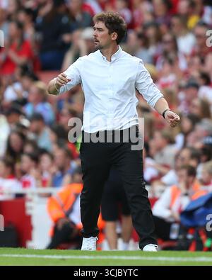 North London, Großbritannien. September 2025. North London, England, 6. September 2025: Cheftrainer der London City Lionesses Jocelyn Precheur während des Spiels der Barclays Womens Super League zwischen Arsenal und London City Lionesses im Emirates Stadium in North London. (Foto von Jay Patel/Sports Press Photo/SPP) Credit: SPP Sport Press Photo. /Alamy Live News Stockfoto