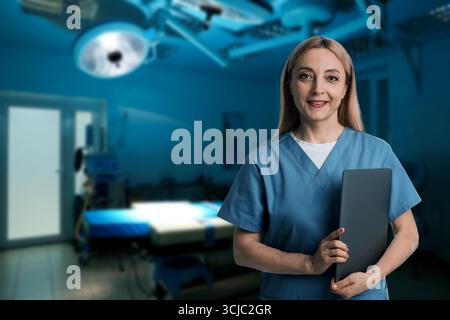 Arzthelferin im Operationssaal. Medizinisches Fachpersonal Stockfoto