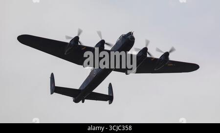 Duxford, Cambridgeshire, Großbritannien. September 2025. Ein Avro Lancaster tritt in einer besonderen Jubiläumsshow zum Gedenken an 85 Jahre seit der Schlacht um Großbritannien auf. Von den 7.377 gebauten Lancasters gehört dieser zum Royal Air Force Battle of Britain Memorial Flight (BBMF) und ist eines von nur zwei flugfähigen Beispielen. Das andere gehört zum Canadian Warplane Heritage Museum (CWHM). Quelle: Stuart Robertson/Alamy Live News. Stockfoto