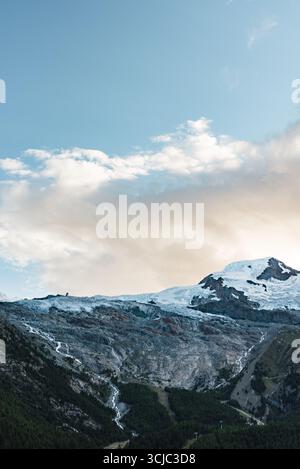 Die Penniner Alpen, die bei Dämmerung von SaaS-Fee, Saastal, Visp, Wallis oder Wallis aus um das Saastal oder Saastal ragen Stockfoto