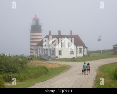 Der West Quoddy Head Lighthouse im Quoddy Head State Park in Lubec Maine ist der östlichste Punkt der Vereinigten Staaten. Stockfoto