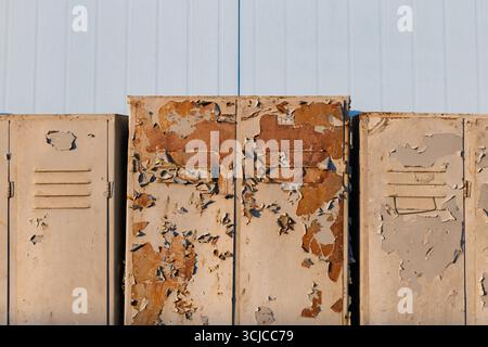 Reihe rostiger Metallschränke mit abblätternder Farbe Stockfoto