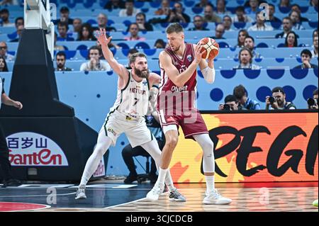 Riga, Riga, Lettland. September 2025. 6 KRISTAPS PORZINGIS aus Lettland tritt mit 7 GYTIS RADZEVICIUS aus Litauen während des FIBA EuroBasket 2025 an, das Achtelfinale zwischen Litauen und Lettland in der Xiaomi Arena am 6. September 2025 in Riga, Lettland. (Kreditbild: © Stefanos Kyriazis/ZUMA Press Wire) NUR REDAKTIONELLE VERWENDUNG! Nicht für kommerzielle ZWECKE! Quelle: ZUMA Press, Inc./Alamy Live News Stockfoto