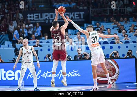 Riga, Riga, Lettland. September 2025. 19 RIHARDS LOMAZS von Lettland tritt mit 31 ROKAS GIEDRAITIS von Litauen während des FIBA EuroBasket 2025 an, das Achtelfinale zwischen Litauen und Lettland in der Xiaomi Arena am 6. September 2025 in Riga, Lettland. (Kreditbild: © Stefanos Kyriazis/ZUMA Press Wire) NUR REDAKTIONELLE VERWENDUNG! Nicht für kommerzielle ZWECKE! Quelle: ZUMA Press, Inc./Alamy Live News Stockfoto
