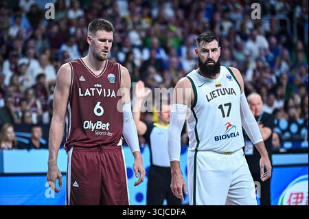 Riga, Riga, Lettland. September 2025. 6 KRISTAPS PORZINGIS (Lettland) tritt am 6. September 2025 in Riga, Lettland, mit 17 JONAS VALANCIUNAS (Litauen) beim Achtelfinale der FIBA EuroBasket 2025 in der Xiaomi Arena an. (Kreditbild: © Stefanos Kyriazis/ZUMA Press Wire) NUR REDAKTIONELLE VERWENDUNG! Nicht für kommerzielle ZWECKE! Quelle: ZUMA Press, Inc./Alamy Live News Stockfoto