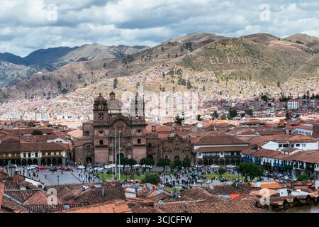 Panoramablick auf Cusco, Peru, mit Blick auf das historische Zentrum mit einer prominenten Kathedrale, umgeben von Bergen und traditioneller Architektur unter A Stockfoto