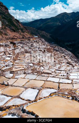 Die Salineras de Maras sind alte Salzterrassen in Cusco, Peru. Hoch in den Anden gelegen, werden diese Terrassen seit Jahrhunderten genutzt Stockfoto