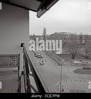 Schwarzweiß-Archivfoto von einem Balkon mit Blick auf den Fischmarkt in Novi Sad, Serbien. Das Bild spiegelt die Struktur und den Rhythmus wider. Stockfoto
