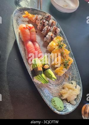 Verschiedene japanische Sushi-Platte mit Nigiri, Maki-Brötchen und Sashimi. Stockfoto