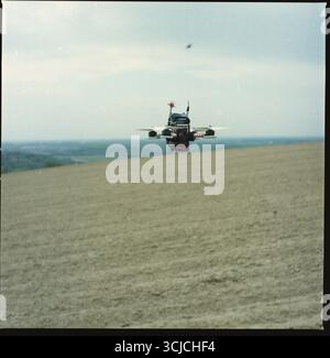 Drohne schwebt über Ackerland – Technologie trifft auf ländliche Landschaft Stockfoto