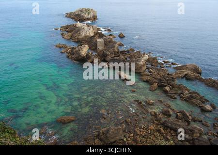 Atemberaubende Aussicht auf die felsige Küste von Zarautz im Baskenland, Spanien, mit zerklüfteten Formationen und einer ruhigen Meereslandschaft. Perfekte Darstellung von Natur Stockfoto