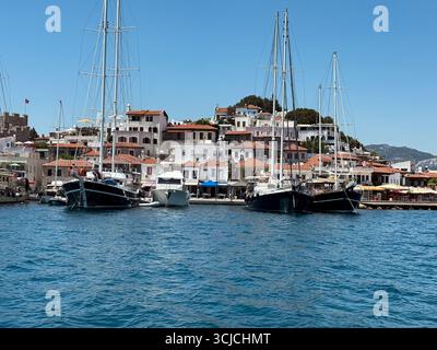 Die Yachten legen im malerischen Hafen von Marmaris, Türkei, vor einem Hintergrund charmanter Architektur, anmutig an. Eine perfekte Szene mit nautischem Luxus Stockfoto