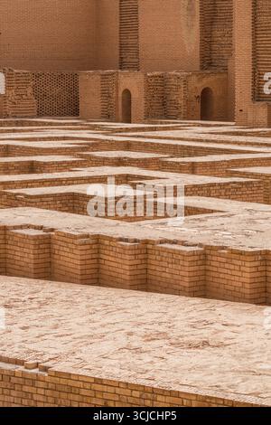 Erkunden Sie die eindrucksvollen Ruinen der alten Stadtmauern Babylons im Irak. Diese rekonstruierten Strukturen zeigen komplizierte Mauerwerke, die die Pracht von a o widerspiegeln Stockfoto