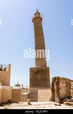 Das ikonische Minarett der Al-Hadba-Moschee, Teil der Großen Moschee von al-Nuri, steht in Mossul, Irak. Seine markante Neigung hat ihm den Spitznamen 'T' eingebracht Stockfoto