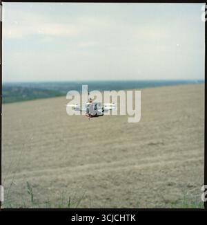 Drohne schwebt über Ackerland – Technologie trifft auf ländliche Landschaft Stockfoto