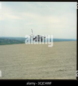 Drohne schwebt über Ackerland – Technologie trifft auf ländliche Landschaft Stockfoto