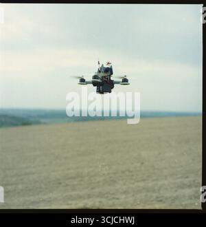 Drohne schwebt über Ackerland – Technologie trifft auf ländliche Landschaft Stockfoto