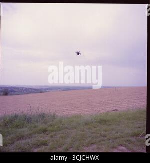 Drohne schwebt über Ackerland – Technologie trifft auf ländliche Landschaft Stockfoto