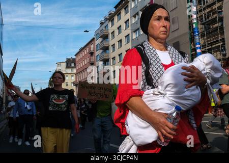 Düsseldorf, Accra, Deutschland. September 2025. Menschen demonstrieren auf den Straßen Düsseldorfs, um sich dem Krieg in Gaza und dem Völkermord an den Palästinensern zu widersetzen. (Kreditbild: © Julius Mortsi/ZUMA Press Wire) NUR REDAKTIONELLE VERWENDUNG! Nicht für kommerzielle ZWECKE! Quelle: ZUMA Press, Inc./Alamy Live News Stockfoto