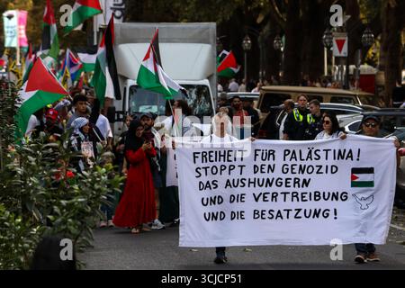 Düsseldorf, Accra, Deutschland. September 2025. Menschen demonstrieren auf den Straßen Düsseldorfs, um sich dem Krieg in Gaza und dem Völkermord an den Palästinensern zu widersetzen. (Kreditbild: © Julius Mortsi/ZUMA Press Wire) NUR REDAKTIONELLE VERWENDUNG! Nicht für kommerzielle ZWECKE! Quelle: ZUMA Press, Inc./Alamy Live News Stockfoto