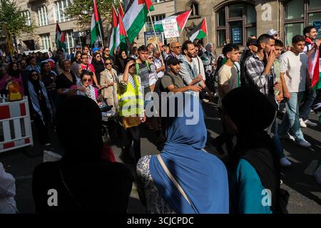 Düsseldorf, Accra, Deutschland. September 2025. Menschen demonstrieren auf den Straßen Düsseldorfs, um sich dem Krieg in Gaza und dem Völkermord an den Palästinensern zu widersetzen. (Kreditbild: © Julius Mortsi/ZUMA Press Wire) NUR REDAKTIONELLE VERWENDUNG! Nicht für kommerzielle ZWECKE! Quelle: ZUMA Press, Inc./Alamy Live News Stockfoto
