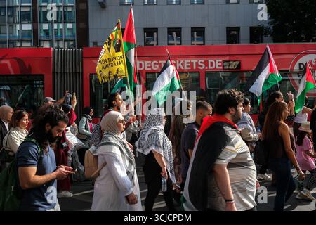 Düsseldorf, Accra, Deutschland. September 2025. Menschen demonstrieren auf den Straßen Düsseldorfs, um sich dem Krieg in Gaza und dem Völkermord an den Palästinensern zu widersetzen. (Kreditbild: © Julius Mortsi/ZUMA Press Wire) NUR REDAKTIONELLE VERWENDUNG! Nicht für kommerzielle ZWECKE! Quelle: ZUMA Press, Inc./Alamy Live News Stockfoto