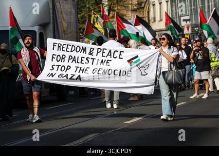 Düsseldorf, Accra, Deutschland. September 2025. Menschen demonstrieren auf den Straßen Düsseldorfs, um sich dem Krieg in Gaza und dem Völkermord an den Palästinensern zu widersetzen. (Kreditbild: © Julius Mortsi/ZUMA Press Wire) NUR REDAKTIONELLE VERWENDUNG! Nicht für kommerzielle ZWECKE! Quelle: ZUMA Press, Inc./Alamy Live News Stockfoto