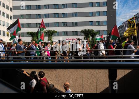 Düsseldorf, Accra, Deutschland. September 2025. Menschen demonstrieren auf den Straßen Düsseldorfs, um sich dem Krieg in Gaza und dem Völkermord an den Palästinensern zu widersetzen. (Kreditbild: © Julius Mortsi/ZUMA Press Wire) NUR REDAKTIONELLE VERWENDUNG! Nicht für kommerzielle ZWECKE! Quelle: ZUMA Press, Inc./Alamy Live News Stockfoto