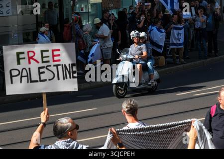 Düsseldorf, Accra, Deutschland. September 2025. Menschen demonstrieren auf den Straßen Düsseldorfs, um sich dem Krieg in Gaza und dem Völkermord an den Palästinensern zu widersetzen. (Kreditbild: © Julius Mortsi/ZUMA Press Wire) NUR REDAKTIONELLE VERWENDUNG! Nicht für kommerzielle ZWECKE! Quelle: ZUMA Press, Inc./Alamy Live News Stockfoto