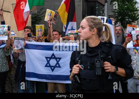 Düsseldorf, Accra, Deutschland. September 2025. Menschen demonstrieren auf den Straßen Düsseldorfs, um sich dem Krieg in Gaza und dem Völkermord an den Palästinensern zu widersetzen. (Kreditbild: © Julius Mortsi/ZUMA Press Wire) NUR REDAKTIONELLE VERWENDUNG! Nicht für kommerzielle ZWECKE! Quelle: ZUMA Press, Inc./Alamy Live News Stockfoto