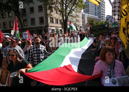 Düsseldorf, Accra, Deutschland. September 2025. Menschen demonstrieren auf den Straßen Düsseldorfs, um sich dem Krieg in Gaza und dem Völkermord an den Palästinensern zu widersetzen. (Kreditbild: © Julius Mortsi/ZUMA Press Wire) NUR REDAKTIONELLE VERWENDUNG! Nicht für kommerzielle ZWECKE! Quelle: ZUMA Press, Inc./Alamy Live News Stockfoto