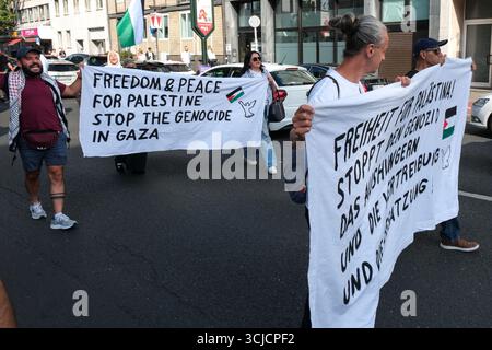 Düsseldorf, Accra, Deutschland. September 2025. Menschen demonstrieren auf den Straßen Düsseldorfs, um sich dem Krieg in Gaza und dem Völkermord an den Palästinensern zu widersetzen. (Kreditbild: © Julius Mortsi/ZUMA Press Wire) NUR REDAKTIONELLE VERWENDUNG! Nicht für kommerzielle ZWECKE! Quelle: ZUMA Press, Inc./Alamy Live News Stockfoto