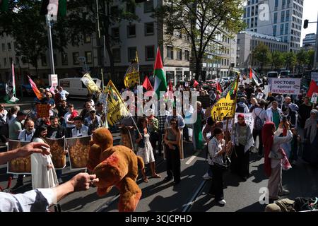 Düsseldorf, Accra, Deutschland. September 2025. Menschen demonstrieren auf den Straßen Düsseldorfs, um sich dem Krieg in Gaza und dem Völkermord an den Palästinensern zu widersetzen. (Kreditbild: © Julius Mortsi/ZUMA Press Wire) NUR REDAKTIONELLE VERWENDUNG! Nicht für kommerzielle ZWECKE! Quelle: ZUMA Press, Inc./Alamy Live News Stockfoto