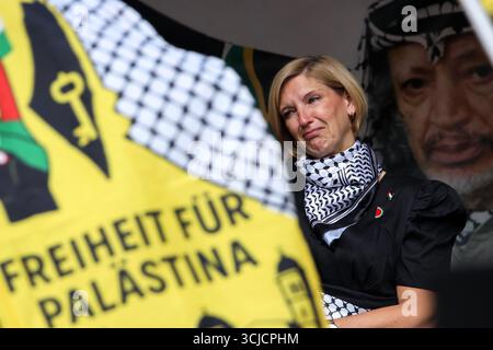 Düsseldorf, Accra, Deutschland. September 2025. Menschen demonstrieren auf den Straßen Düsseldorfs, um sich dem Krieg in Gaza und dem Völkermord an den Palästinensern zu widersetzen. (Kreditbild: © Julius Mortsi/ZUMA Press Wire) NUR REDAKTIONELLE VERWENDUNG! Nicht für kommerzielle ZWECKE! Quelle: ZUMA Press, Inc./Alamy Live News Stockfoto