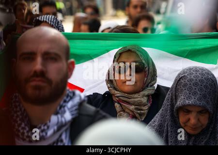 Düsseldorf, Accra, Deutschland. September 2025. Menschen demonstrieren auf den Straßen Düsseldorfs, um sich dem Krieg in Gaza und dem Völkermord an den Palästinensern zu widersetzen. (Kreditbild: © Julius Mortsi/ZUMA Press Wire) NUR REDAKTIONELLE VERWENDUNG! Nicht für kommerzielle ZWECKE! Quelle: ZUMA Press, Inc./Alamy Live News Stockfoto
